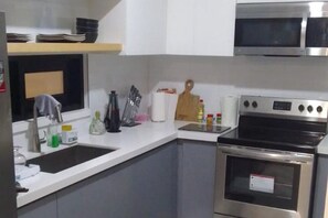 Fridge, microwave, oven, stovetop - 2Bed Apartment - Pool, Garden, Parking (Kingston)