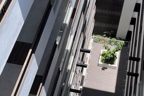 Property grounds - 2Bed Apartment - Pool, Garden, Parking (Kingston)