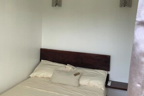 2 bedrooms, iron/ironing board, WiFi, bed sheets - 2Bed Apartment - Pool, Garden, Parking (Kingston)