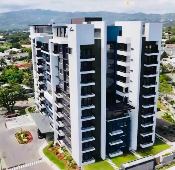 Exterior - 2Bed Apartment - Pool, Garden, Parking (Kingston)