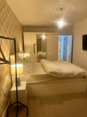 1 habitación, tabla de planchar con plancha, wifi y ropa de cama 