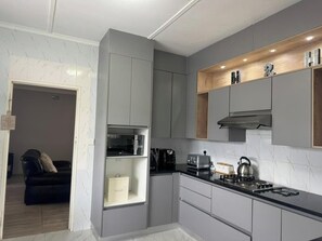 Fridge, microwave, oven, stovetop - Casamaya Avondale, Harare. Newly renovated. (Harare)