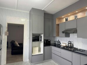 Fridge, microwave, oven, stovetop - Casamaya Avondale, Harare. Newly renovated. (Harare)