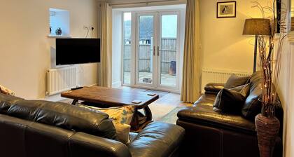 Cottage - Sleeps 6 - Garden & Parking