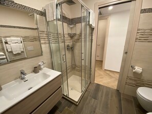 Dusche, Haartrockner, Handtücher