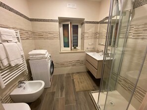 Een douche, een haardroger, handdoeken