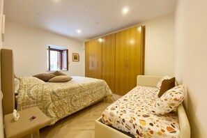 1 slaapkamer, een strijkplank/strijkijzer, wifi, beddengoed