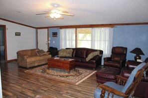 Living area - RIVER ACCESS - CONCAN FRIO RIVERBANK, walk from family-friendly house (Concan)