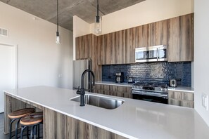 Een koelkast, een microgolfoven, een oven, een kookplaat