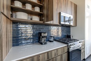 Kylskåp, mikrovågsugn, ugn och spishäll