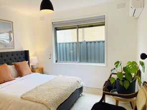 3 bedrooms, iron/ironing board, WiFi, bed sheets - D142 Sunshine Designed Living (West)