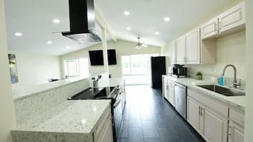 Køleskab, mikrobølgeovn, ovn, kogeplade