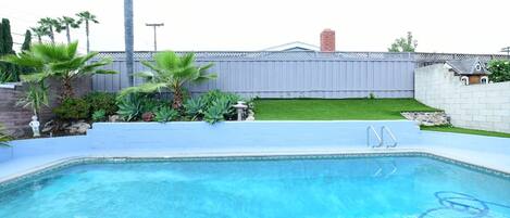 Utomhuspool och uppvärmd pool