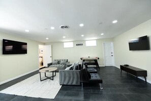 TV connectée, cheminée, jeux vidéo, chaîne hi-fi