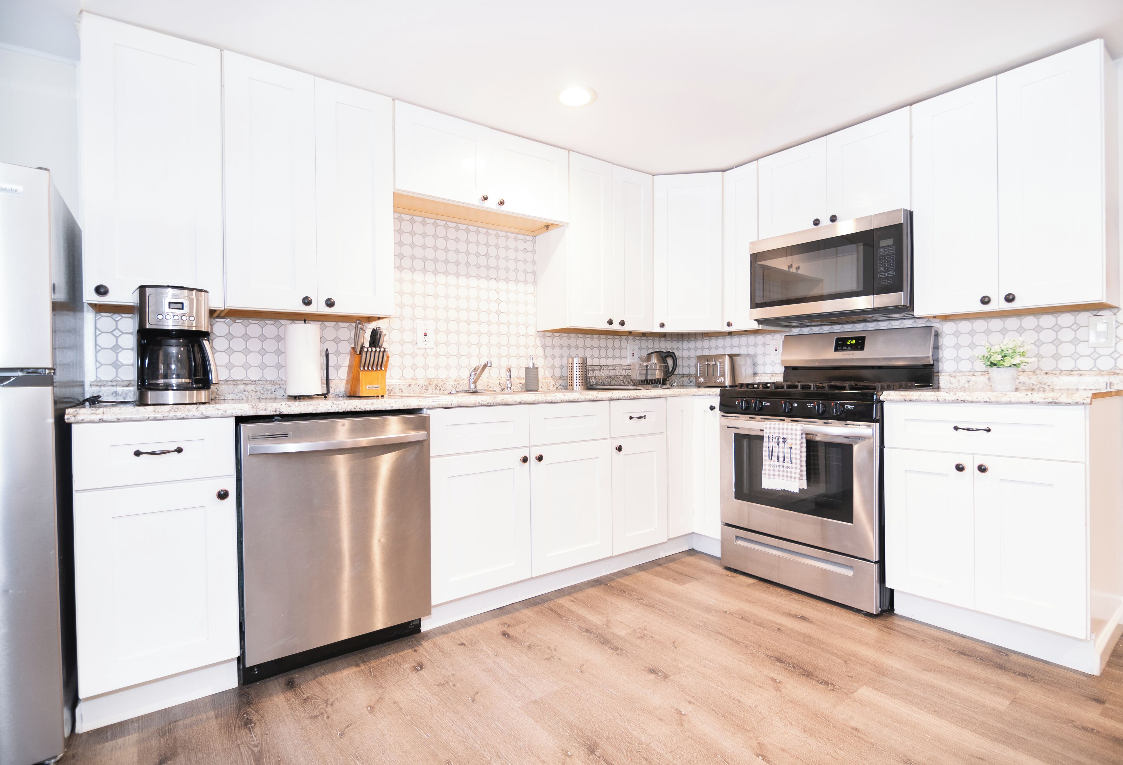 Refrigerador, microondas, horno y parrilla de estufa 