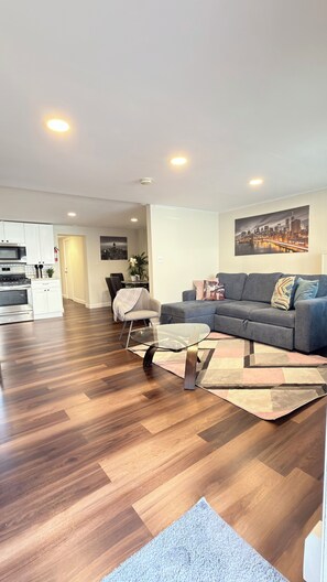 Smart-TV, Kamin, Bücher