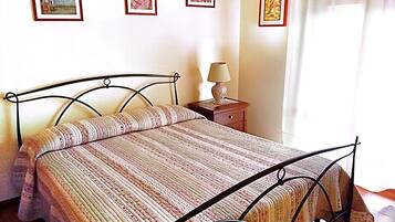 Classic-Doppel- oder -Zweibettzimmer, Gartenblick | Bügeleisen/Bügelbrett, kostenloses WLAN