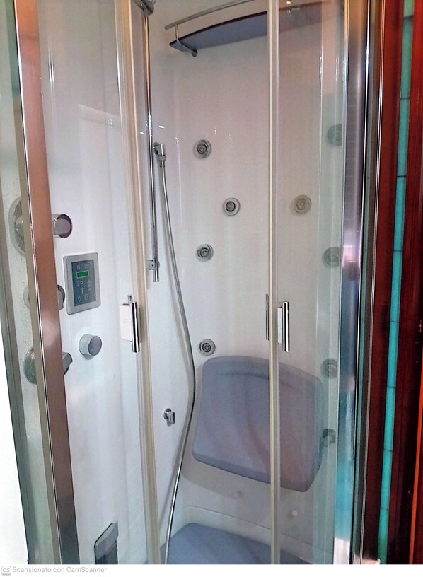 Habitación clásica con 1 cama matrimonial o 2 individuales, vista al jardín | Baño | Pantuflas 