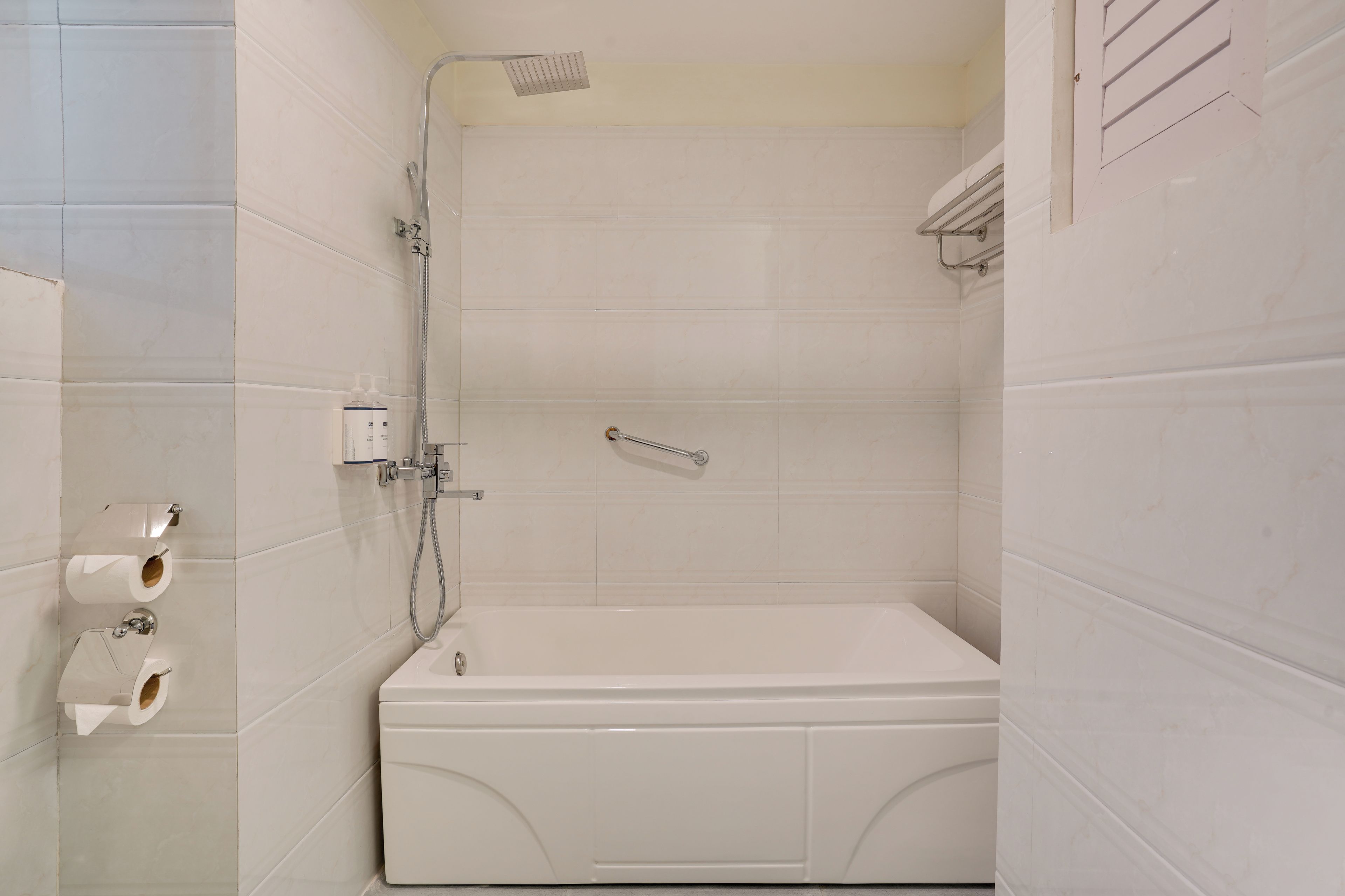 Une salle de bain avec une baignoire, une douche et des toilettes.