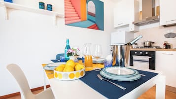 Frigorifero, forno, piano cottura, lavastoviglie