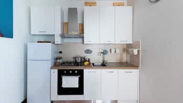 Frigorifero, forno, piano cottura, lavastoviglie