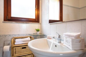 Suihku, hiustenkuivaaja, bidee, pyyhkeet