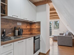 Geladeira, micro-ondas, fogão, lava-louças