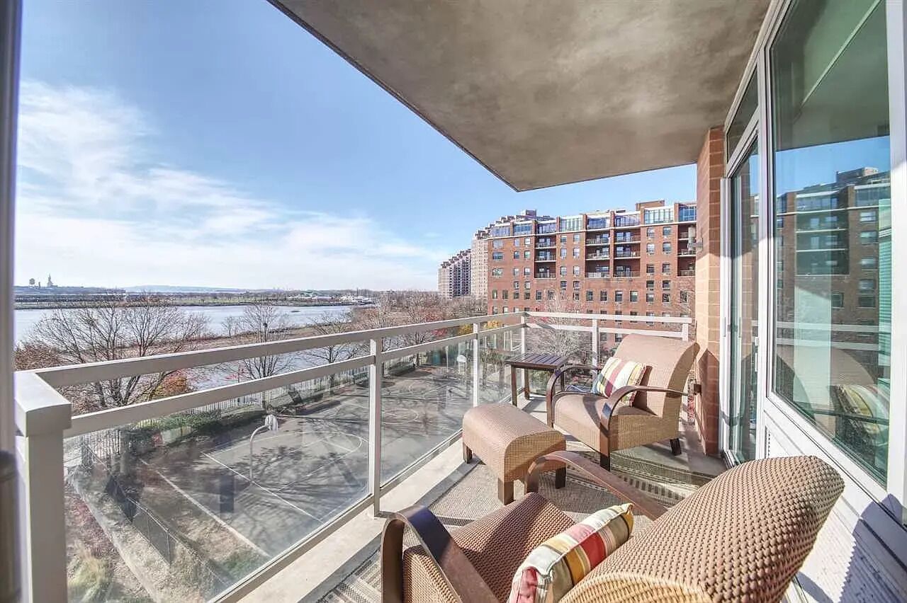 Luxury waterfront w/ balcony, 1 stop to NYC