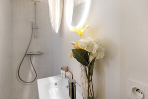 Shower, hair dryer, towels - Mattoni, Menton, France (Menton)