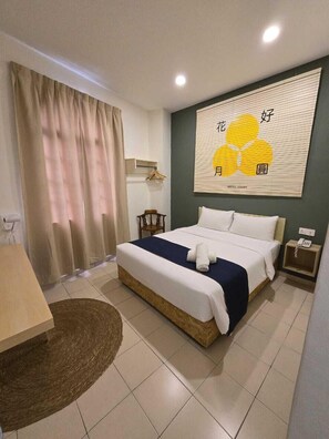 Desk, laptop workspace, iron/ironing board, free WiFi - Cojoy Hotel Chinatown (Kuala Lumpur)