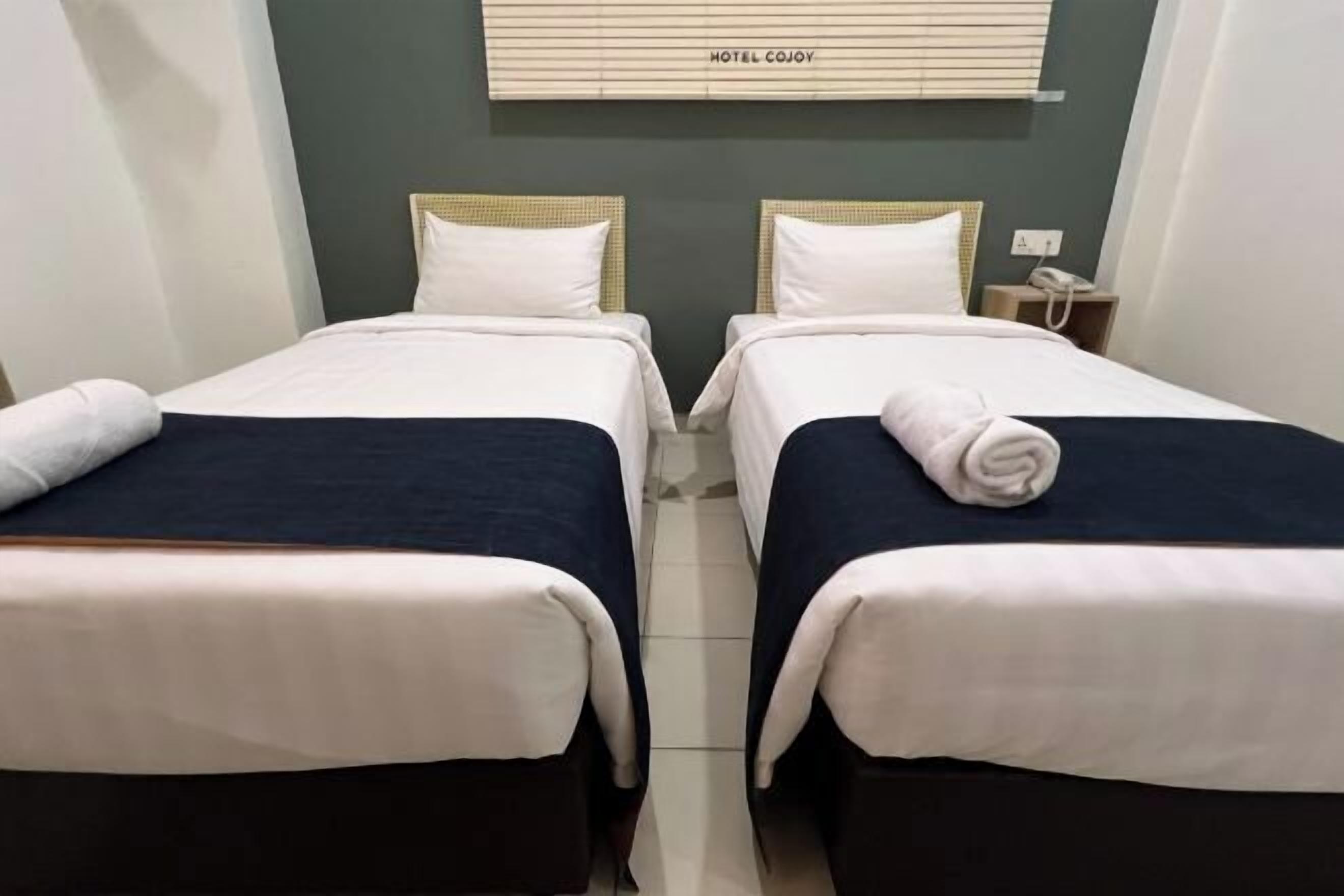 Desk, laptop workspace, iron/ironing board, free WiFi