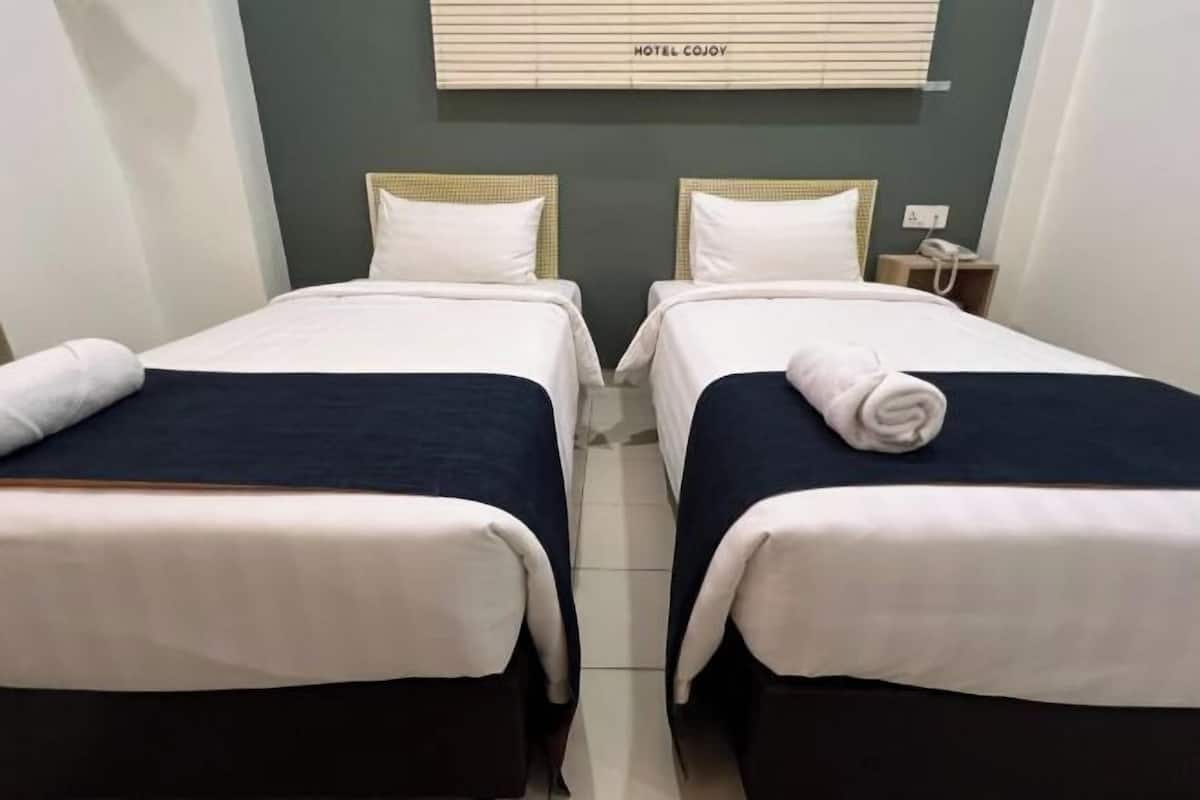 Desk, laptop workspace, iron/ironing board, free WiFi