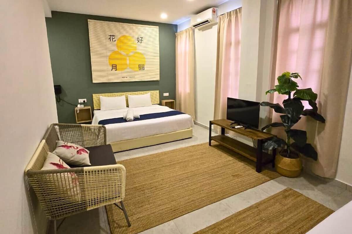 Superior King Suite | 1 bedroom, desk, laptop workspace, iron/ironing board