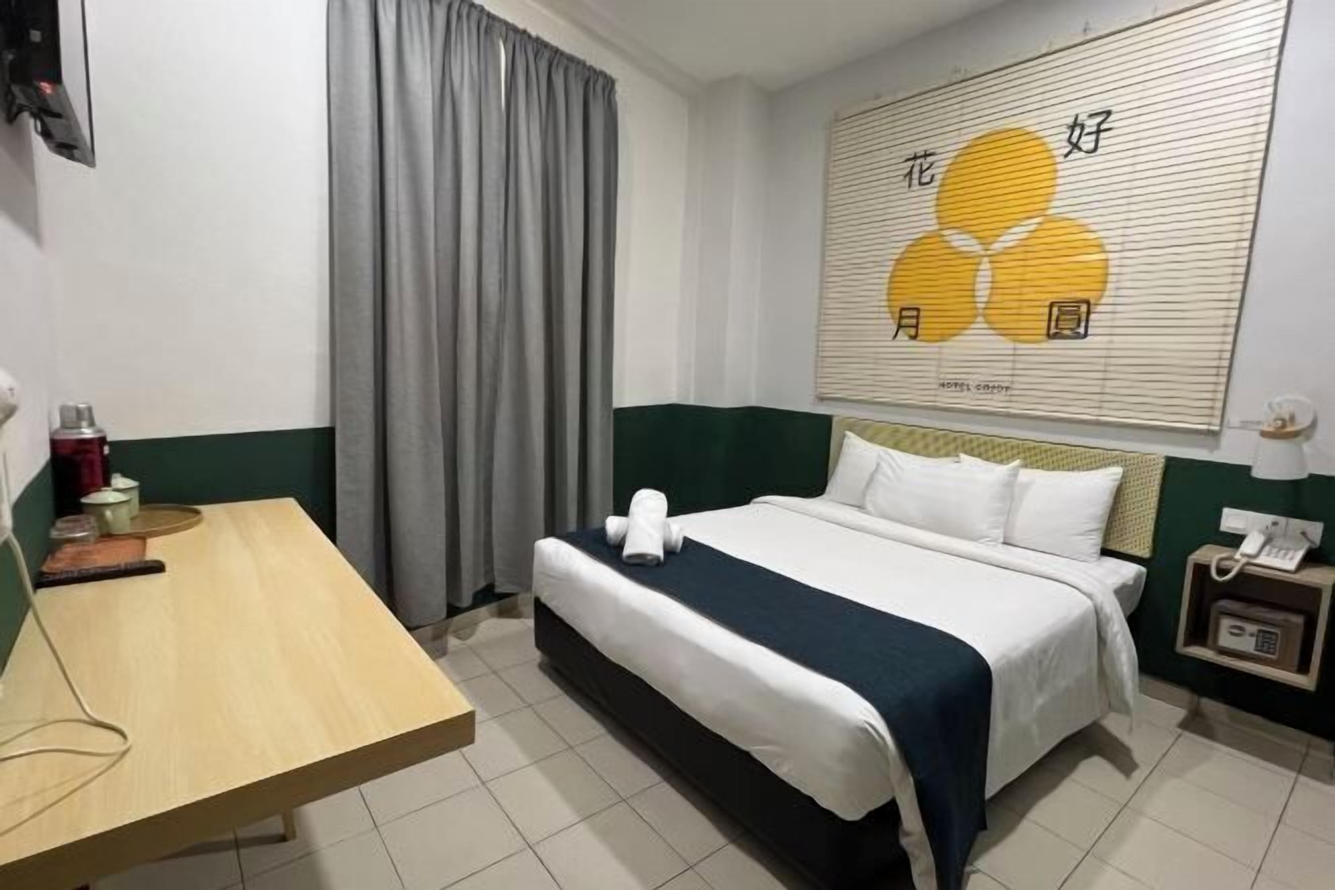 Desk, laptop workspace, iron/ironing board, free WiFi