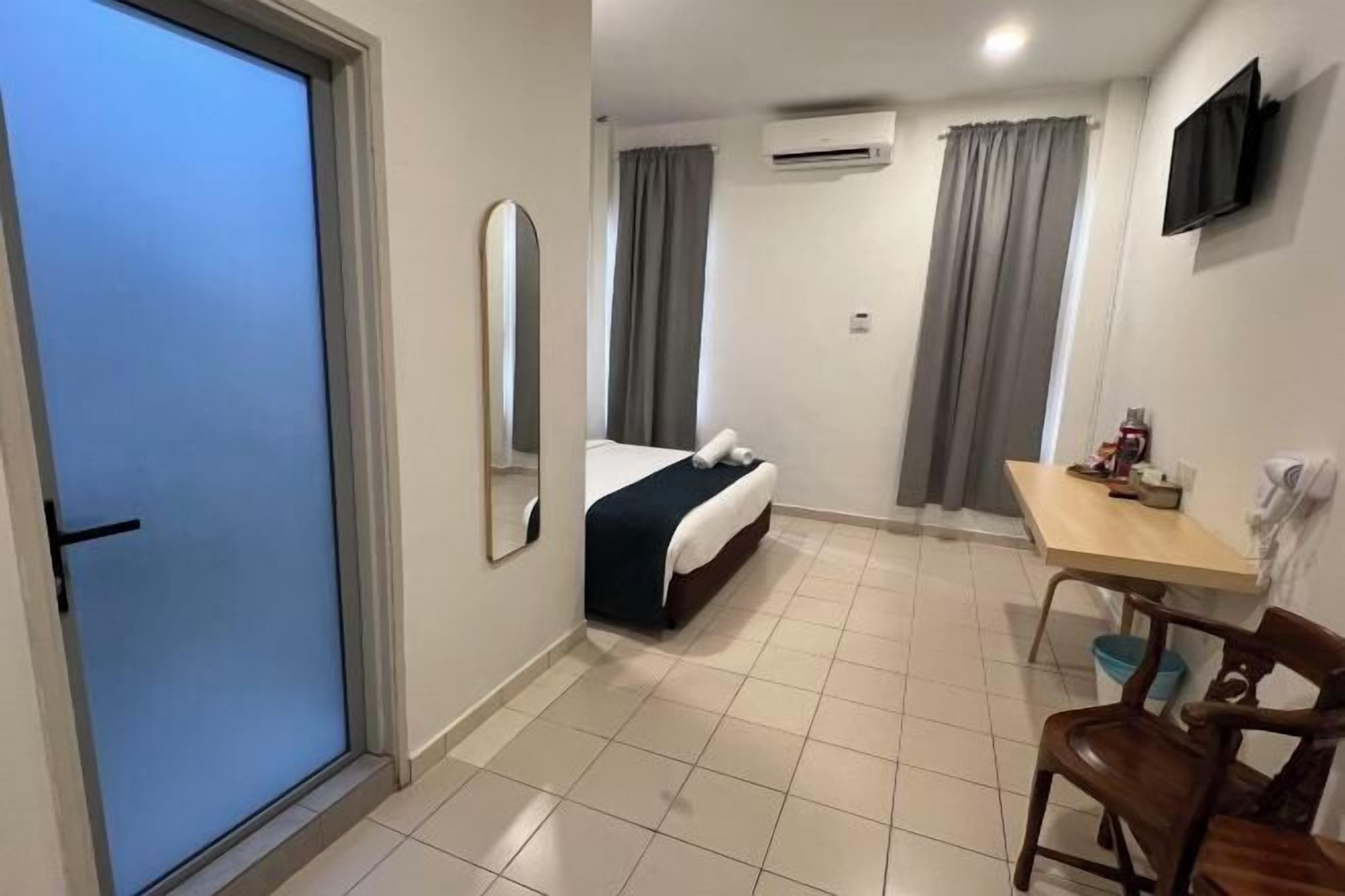 Desk, laptop workspace, iron/ironing board, free WiFi