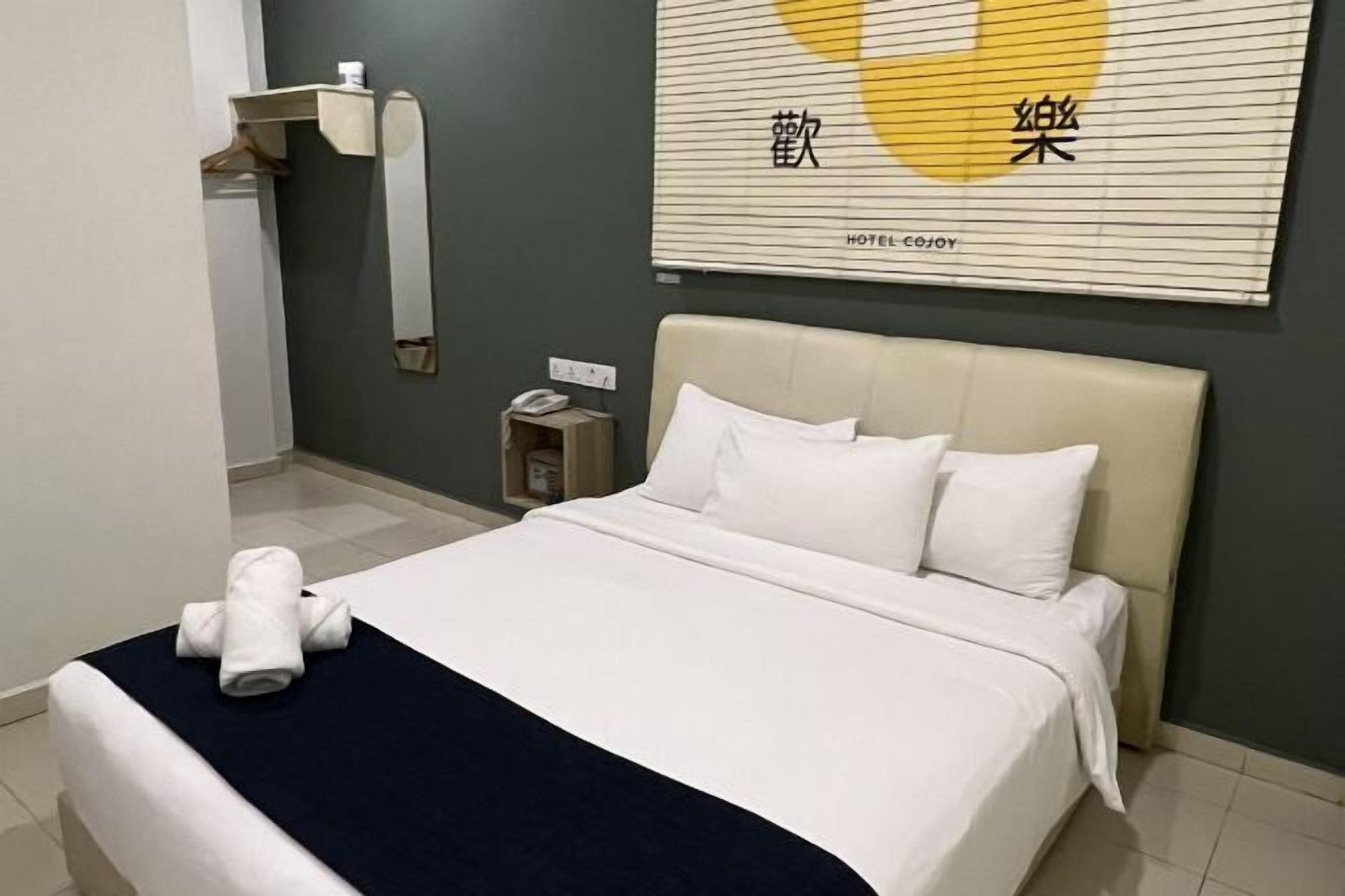 Desk, laptop workspace, iron/ironing board, free WiFi