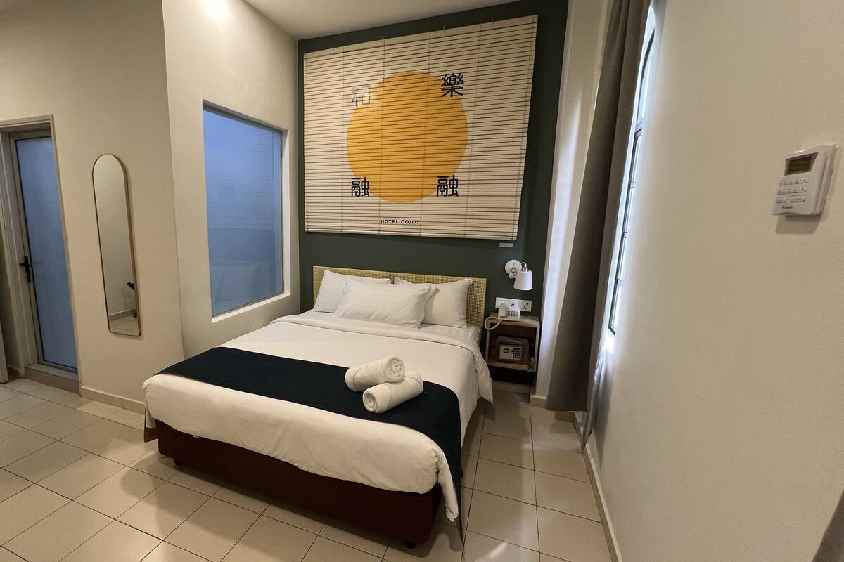 Deluxe Double Room | Desk, laptop workspace, iron/ironing board (on request), free WiFi