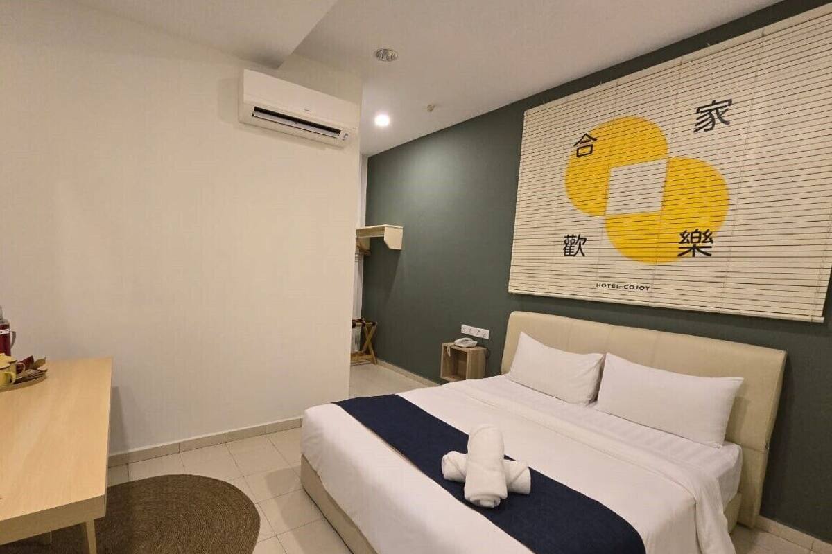 Standard Room | Desk, laptop workspace, iron/ironing board (on request), free WiFi