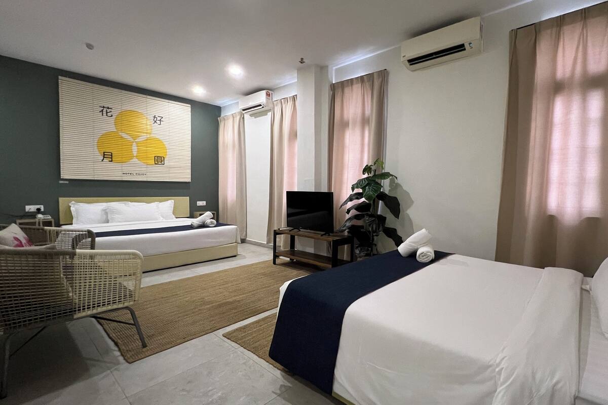 Superior King Suite | Desk, laptop workspace, iron/ironing board (on request), free WiFi