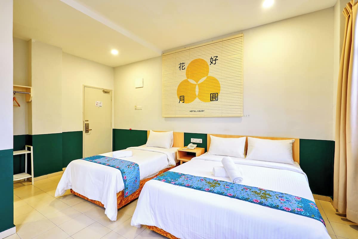 Standard Triple Room | 1 bedroom, desk, laptop workspace, iron/ironing board