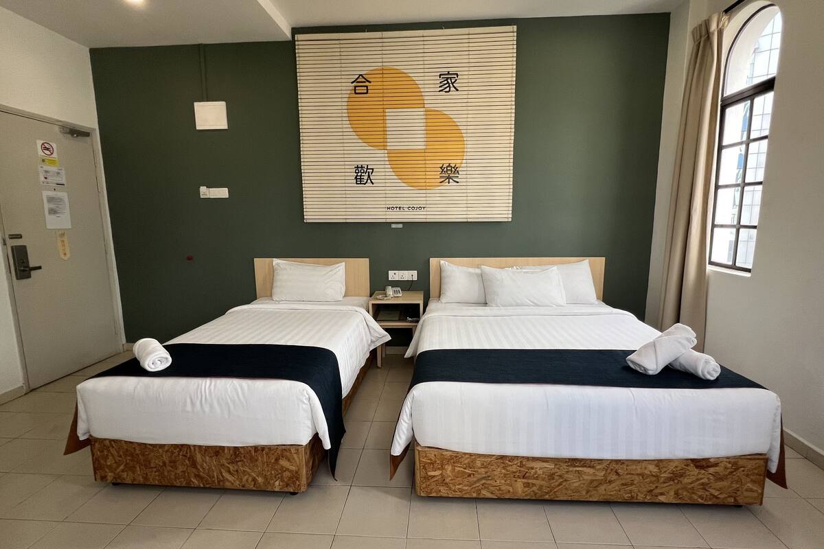 Deluxe Triple Room | Desk, laptop workspace, iron/ironing board (on request), free WiFi