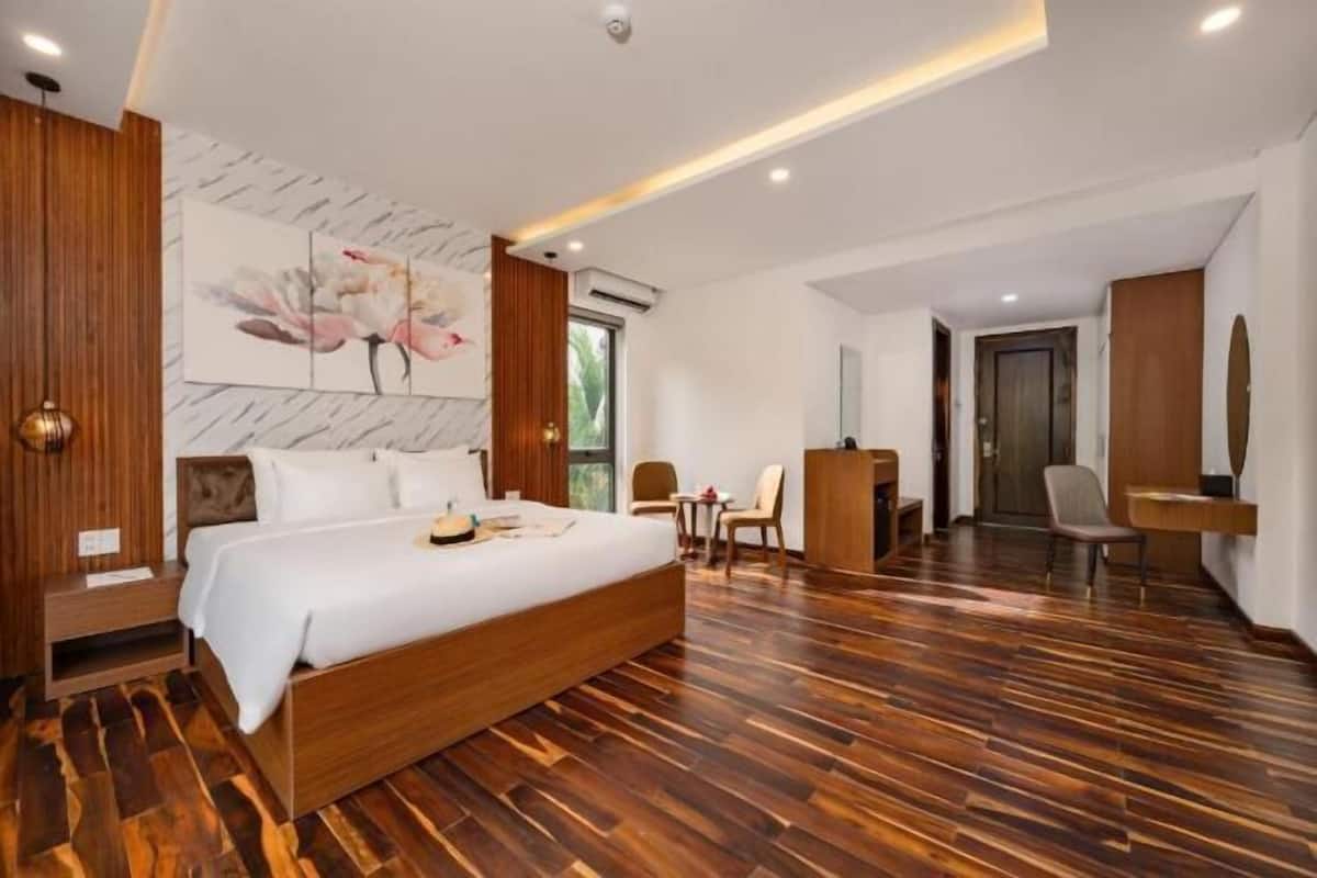 3 bedrooms, premium bedding, minibar, in-room safe