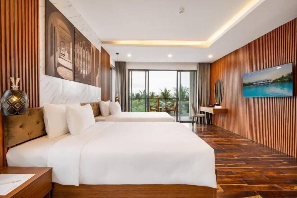 3 bedrooms, premium bedding, minibar, in-room safe