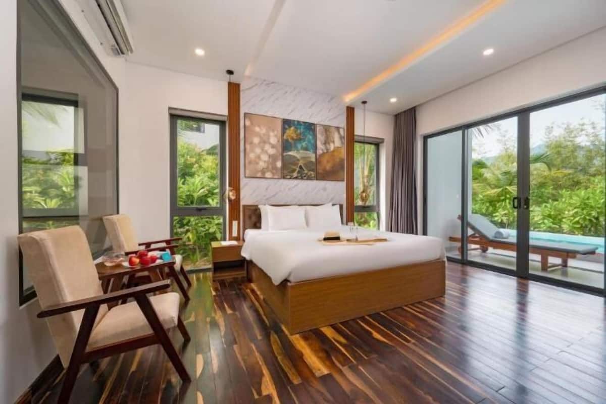3 bedrooms, premium bedding, minibar, in-room safe