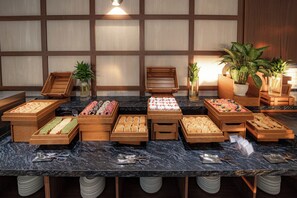朝食 (フル ブレックファスト)、毎日提供 (無料)