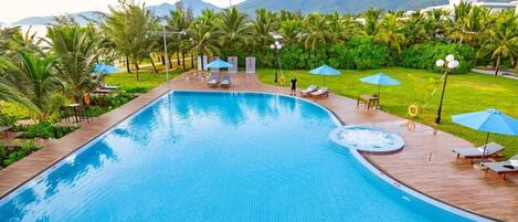 2 kolam renang terbuka, payung kolam, kerusi lepak pantai