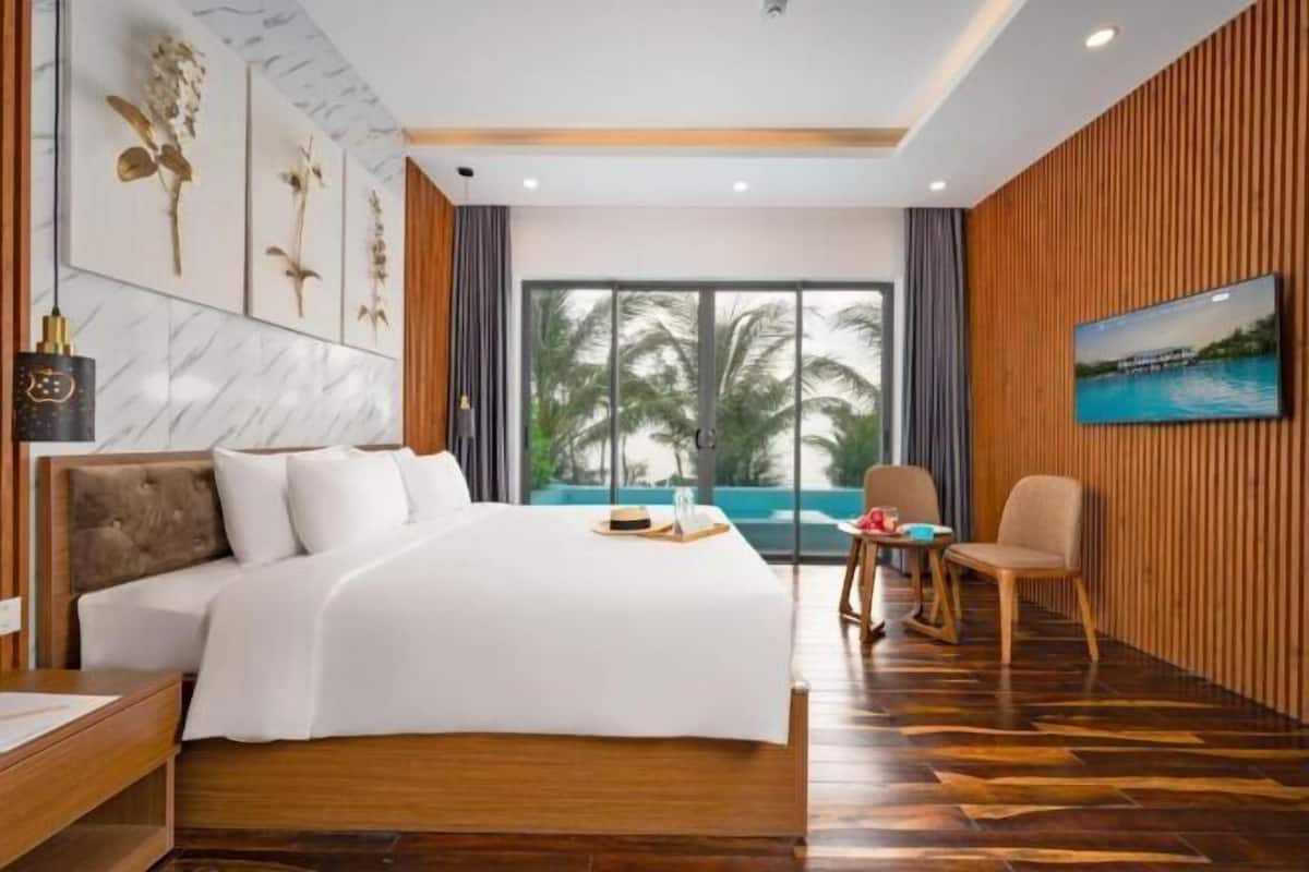 3 bedrooms, premium bedding, minibar, in-room safe