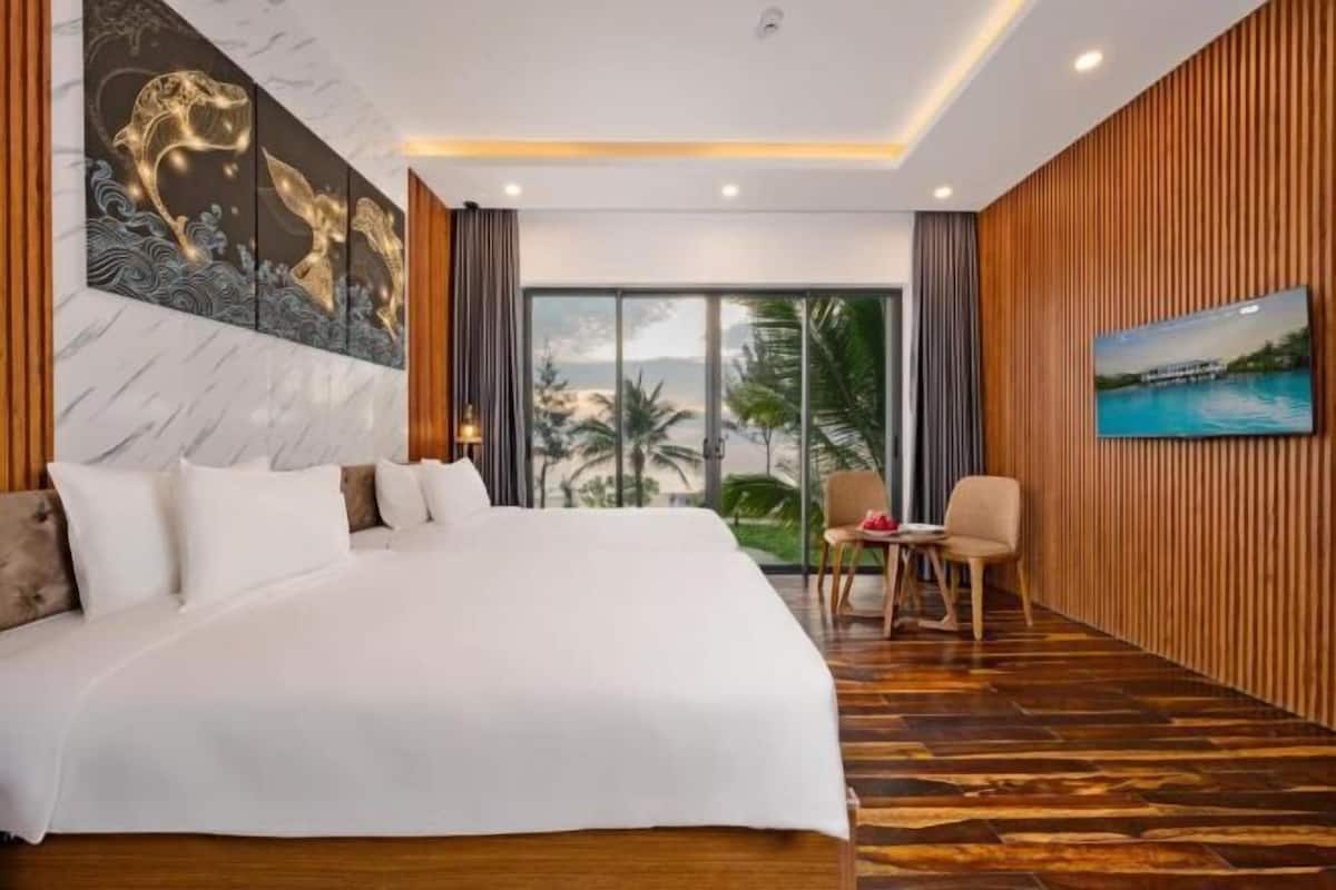 3 bedrooms, premium bedding, minibar, in-room safe