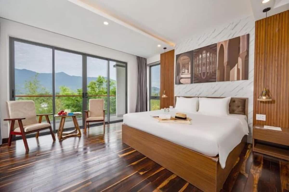 3 bedrooms, premium bedding, minibar, in-room safe