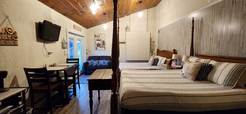 Guest Suite in Cowan with private entrance: 10 min to University of the South